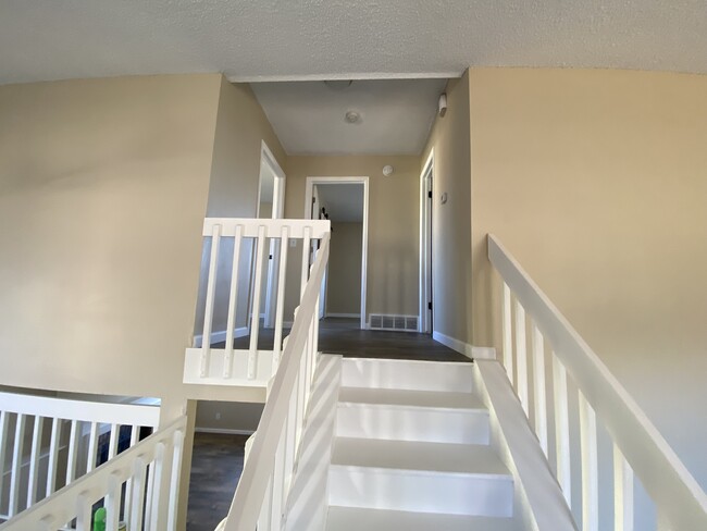 Upper-level landing - 3955 Glenhurst St