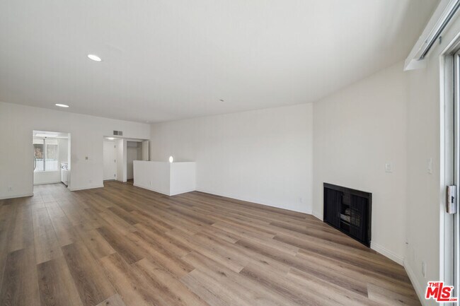 Building Photo - 870 Crenshaw Blvd