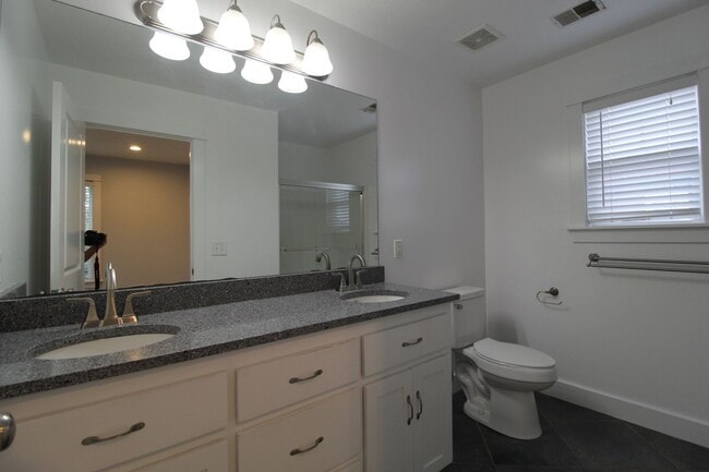 Building Photo - 3 Bedroom 2.5 Bath In Kansas City, Kansas