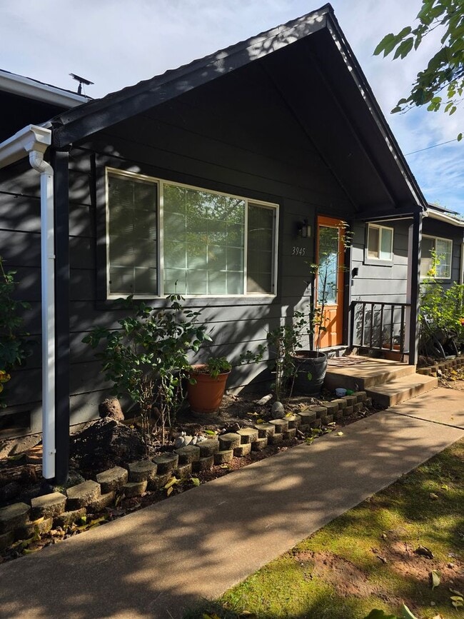 Building Photo - 3 BED/1 BATH LOCATED IN REDDING, CA