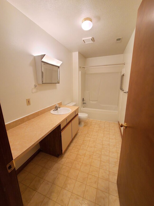 Building Photo - 209-C