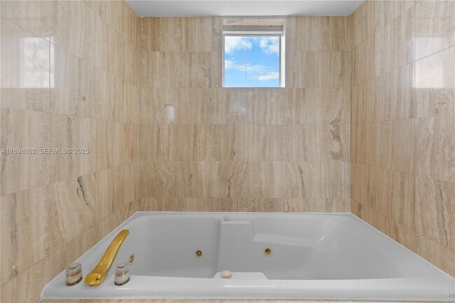 Building Photo - 1800 Sunset Harbour Dr