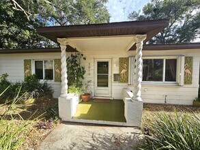 Building Photo - Lake Pasadena - Charming 2 Bedroom Home with Spacious Yard