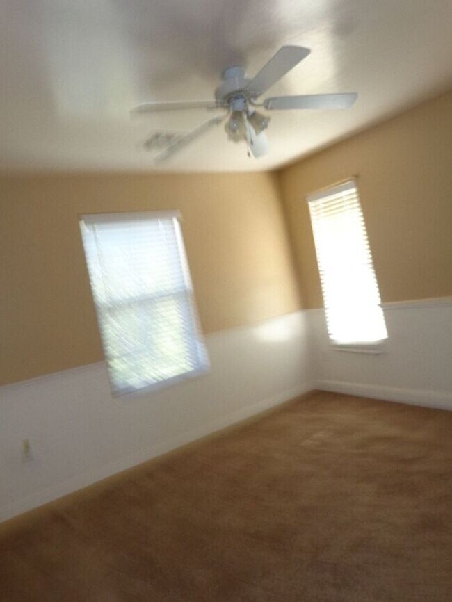 Building Photo - 3 bedroom 2.5 Bath in East Mesa