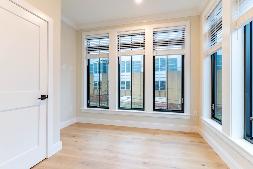 Building Photo - 165 Everett St