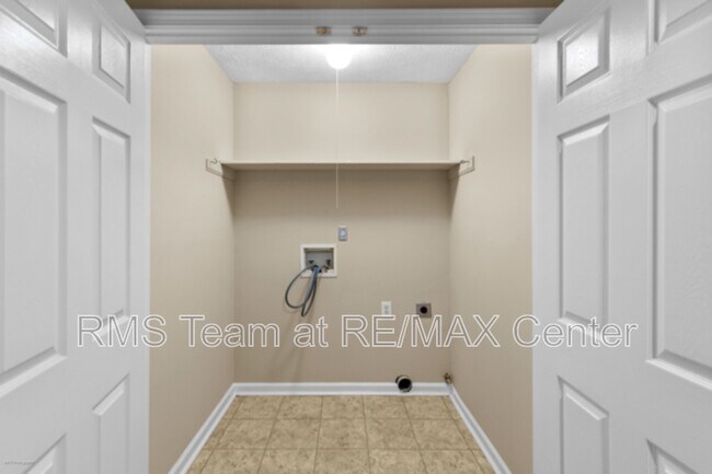 Building Photo - 625 Oxford Hall Dr SW