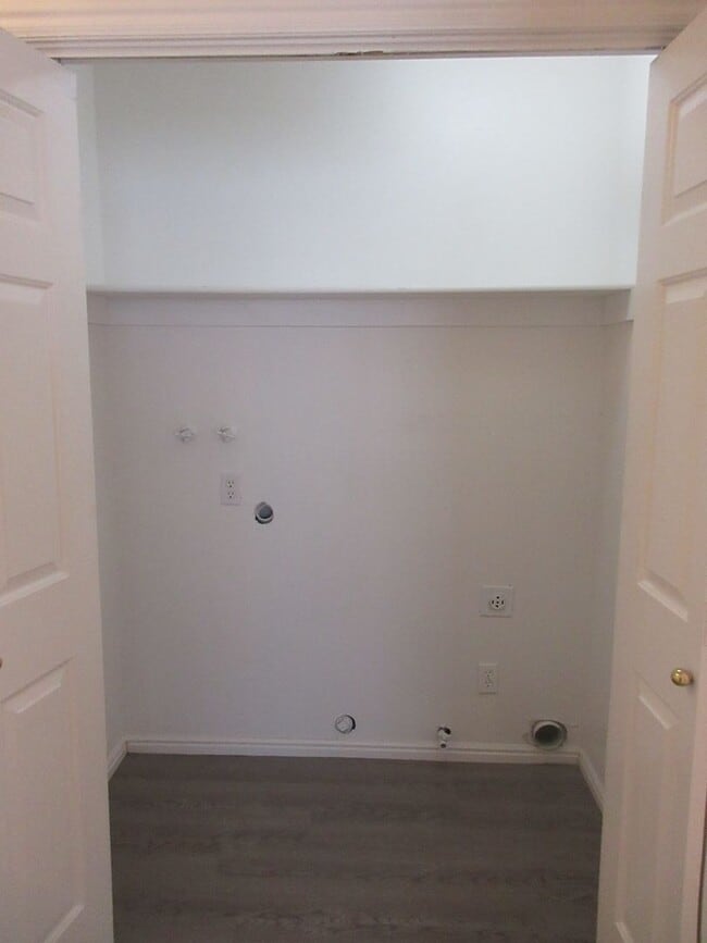 Building Photo - **Move-In Bonus!** 3 bed, 2 bath Twin Home