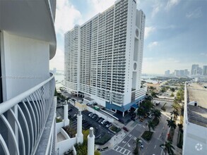 Building Photo - 1750 N Bayshore Dr