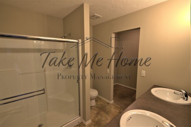 Building Photo - 3 Bedroom in Ozark!