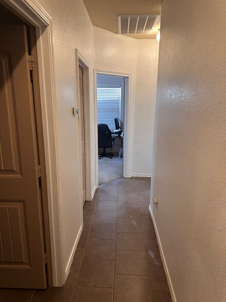 Building Photo - 608 Poncho Ln