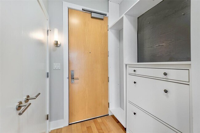 Building Photo - 603 Davis St