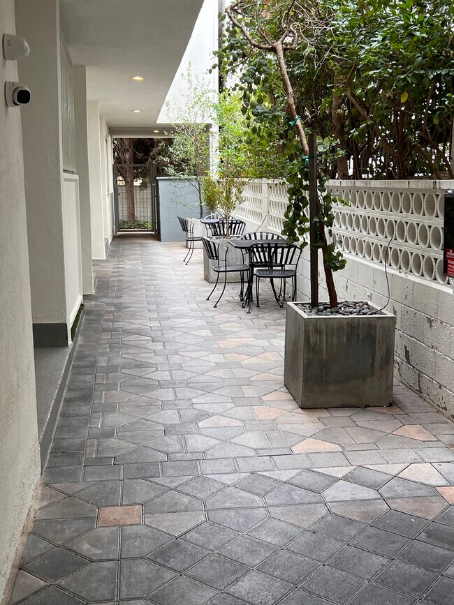 Common area - 615 N Flores St