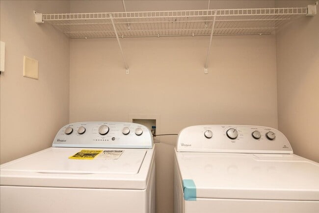 Building Photo - 2bd/2Ba Midtown Condo Perfect for Roommates w/ Pool and Gym!