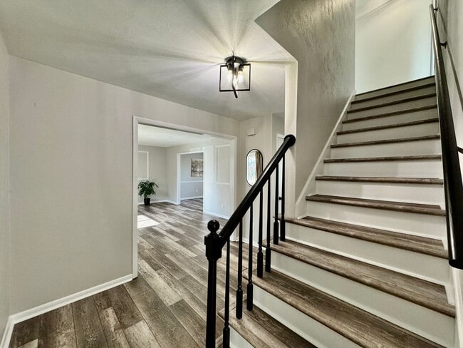 Building Photo - READY NOW!! Updated 5-Bedroom Home w/Fenced Backyard, Attached Garage  & Sunroom - Pet Friendly!