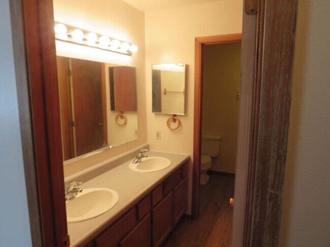 Building Photo - 2 Bedrooms 1 Bathroom 4 Plex - Belgrade