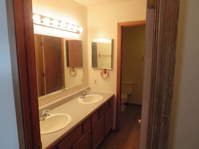 Building Photo - Comfortable 2 Bedroom, 1 Bathroom Lower-Level 4-Plex Unit