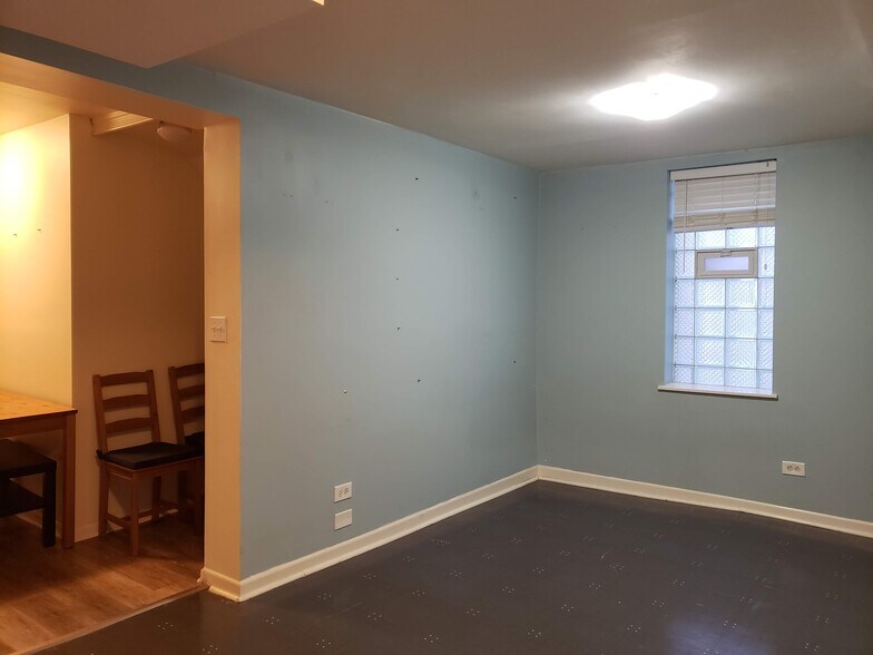 Building Photo - 1748 W Newport Ave