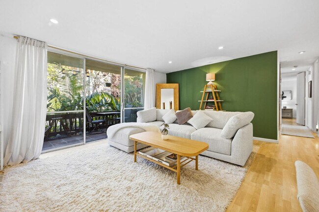 Building Photo - 6333 La Jolla Blvd