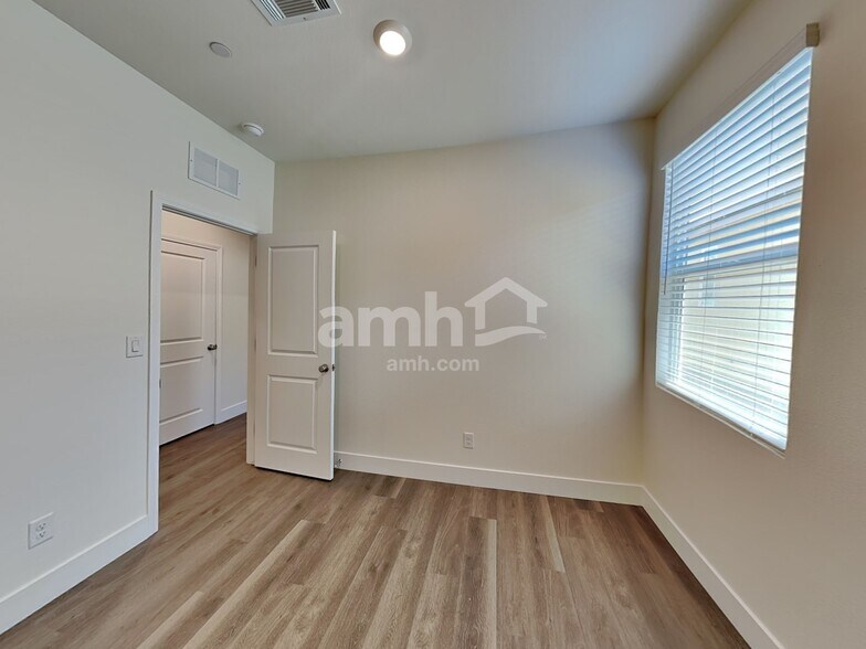 Building Photo - 510 Speckled Orchid Pl
