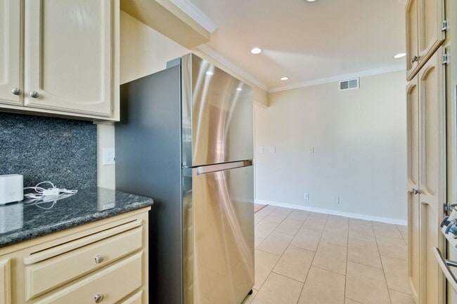 Building Photo - Stylish San Jose Home and Private Yard