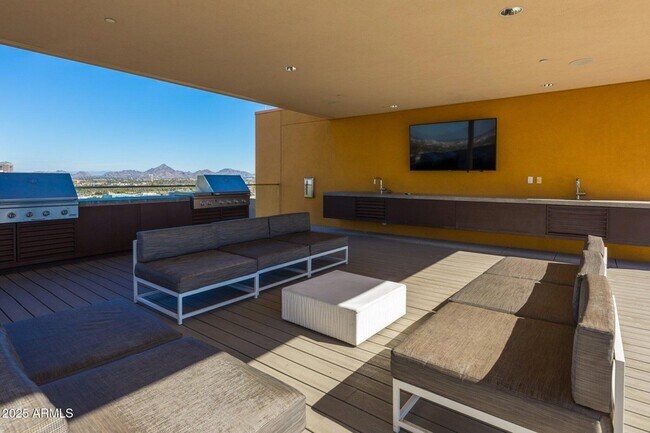 Building Photo - 100 W Portland St