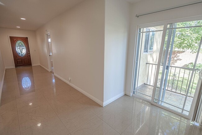 Building Photo - Spacious Single-Story 3-Bedroom Home in Va...
