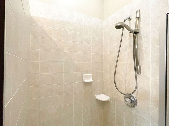 Building Photo - Absolutely Gorgeous Home in Moore with Spa...