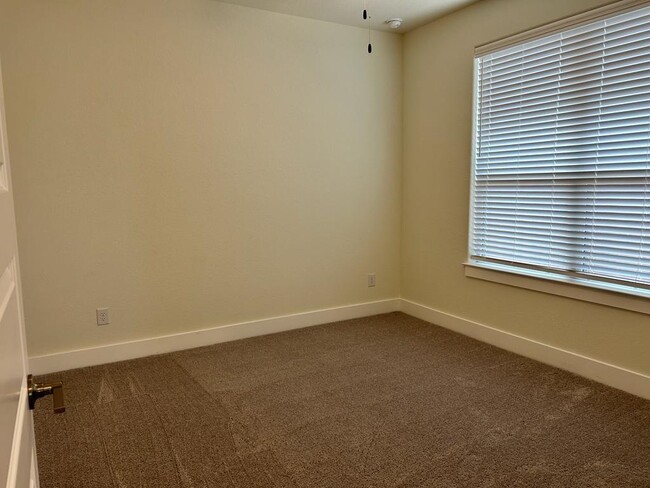 Building Photo - 420 Parkline Dr