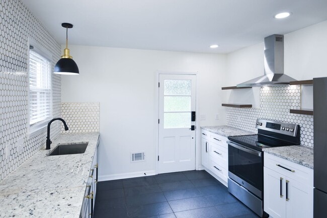 Building Photo - 5 Bedroom || 2 Bathroom - Single Family Ho...