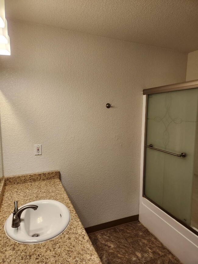 Building Photo - Lovely 2 Bedrooms 1.5 Bathrooms townhouse