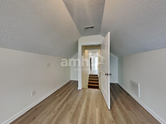 Building Photo - 190 English Hills Dr