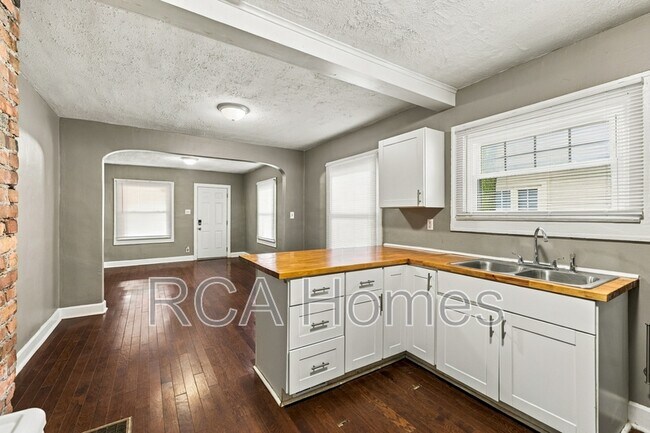 Building Photo - 1126 E Bradbury Ave