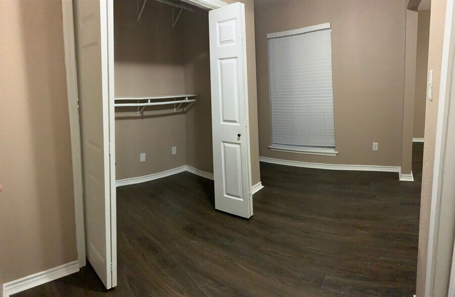 Master Bedroom Closet1 - 1505 Packsaddle Ln