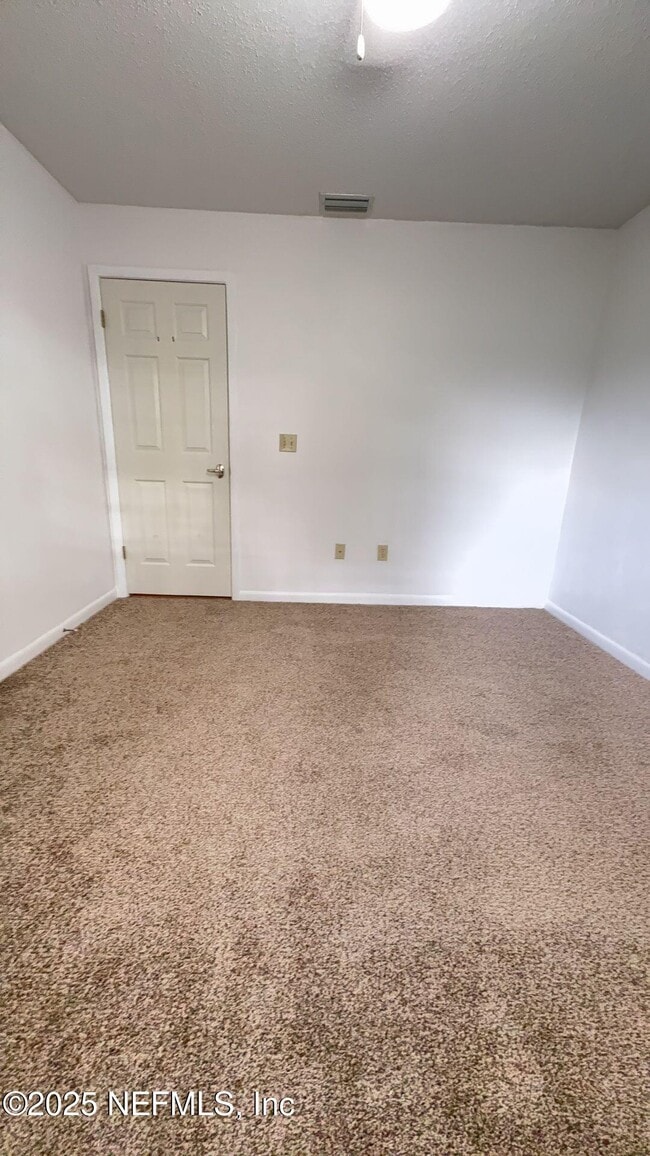 Building Photo - 18 Warren Pl