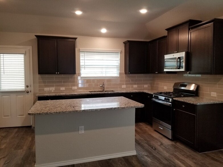 Building Photo - 10403 Midsummer Meadow