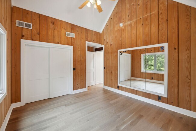 Building Photo - Available 6/15. Stunning, Fully-Rennovated...