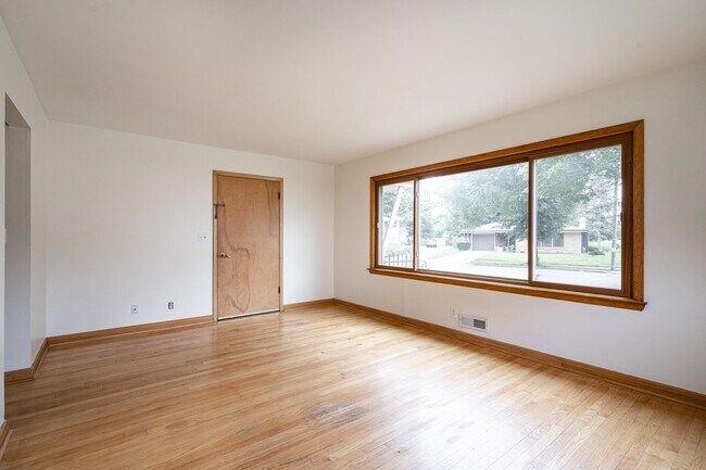 Building Photo - Spacious 3 Bedroom 1Bath Lower Duplex in P...