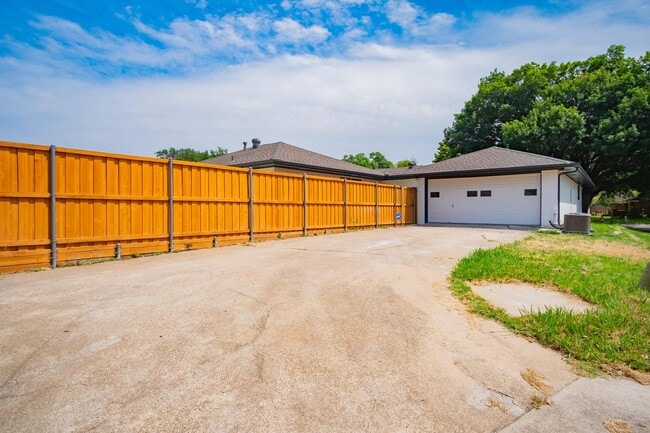 Building Photo - Gorgeous Prestonwood home with in-ground pool & large yard