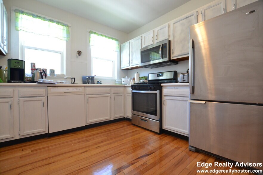 Building Photo - 77 Hunnewell Ave