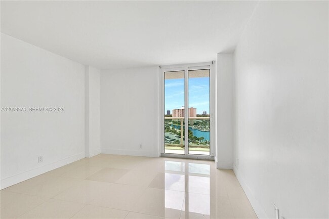 Building Photo - 100 Bayview Dr