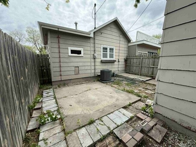 Building Photo - **Move in Ready** 3 bedroom close to downtown!