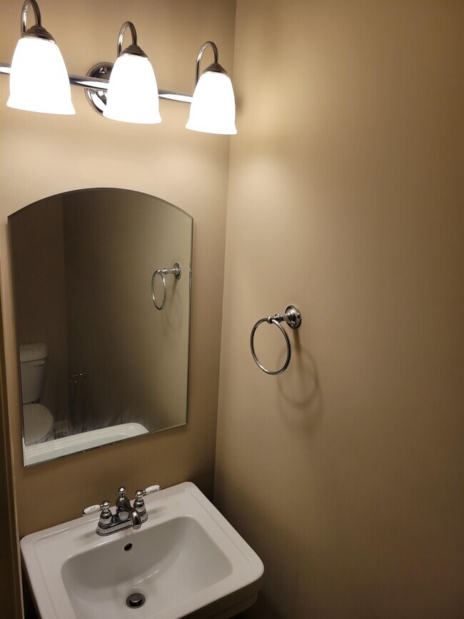 Building Photo - 37 Christmas Dr