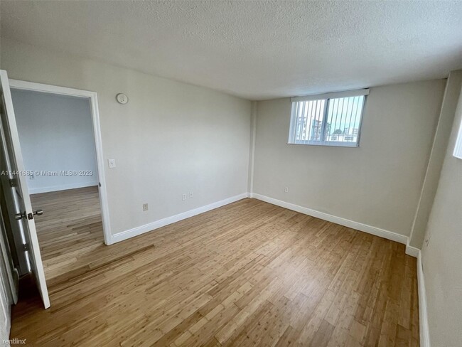 Building Photo - 2 br, 2 bath Condo - 8101 Crespi Blvd Apt 204