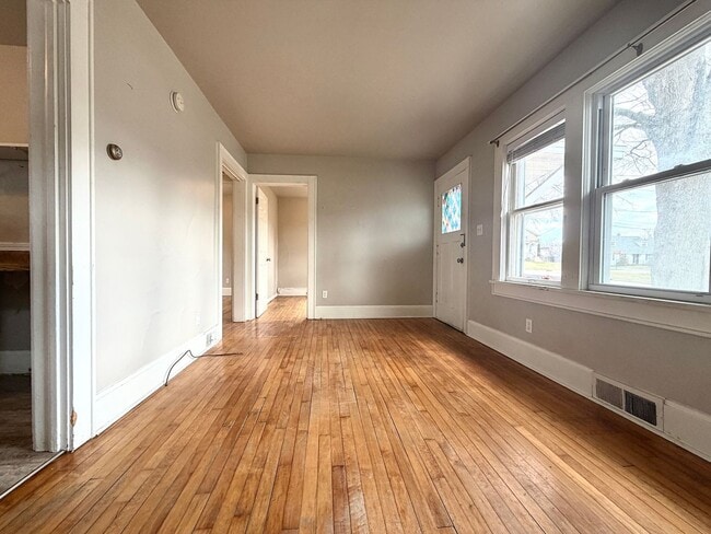 Building Photo - Cozy 2 Bedroom Single Family Home- Near Bellevue Wi