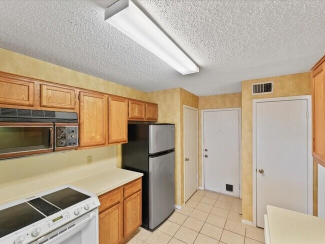 Building Photo - 3317 Golden Trails Dr