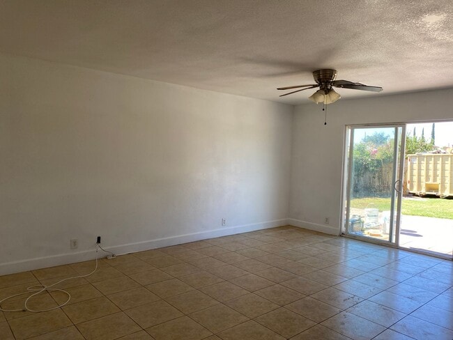 Building Photo - Single story 4 Bedroom for Lease Jurupa Valley