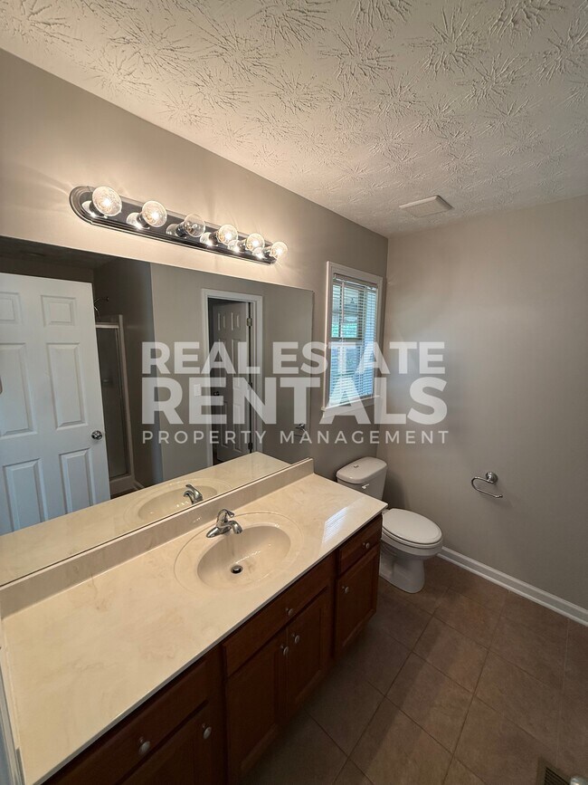 Building Photo - 3083 Lakeview Cir