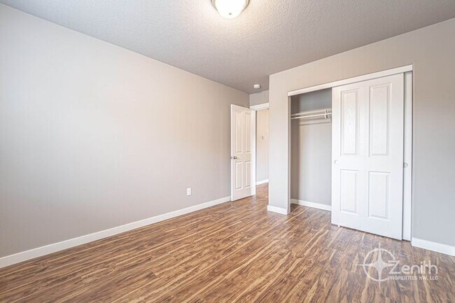 Building Photo - 5609 NE 74th Ct
