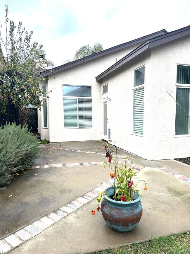 Building Photo - Beautiful charming single story home