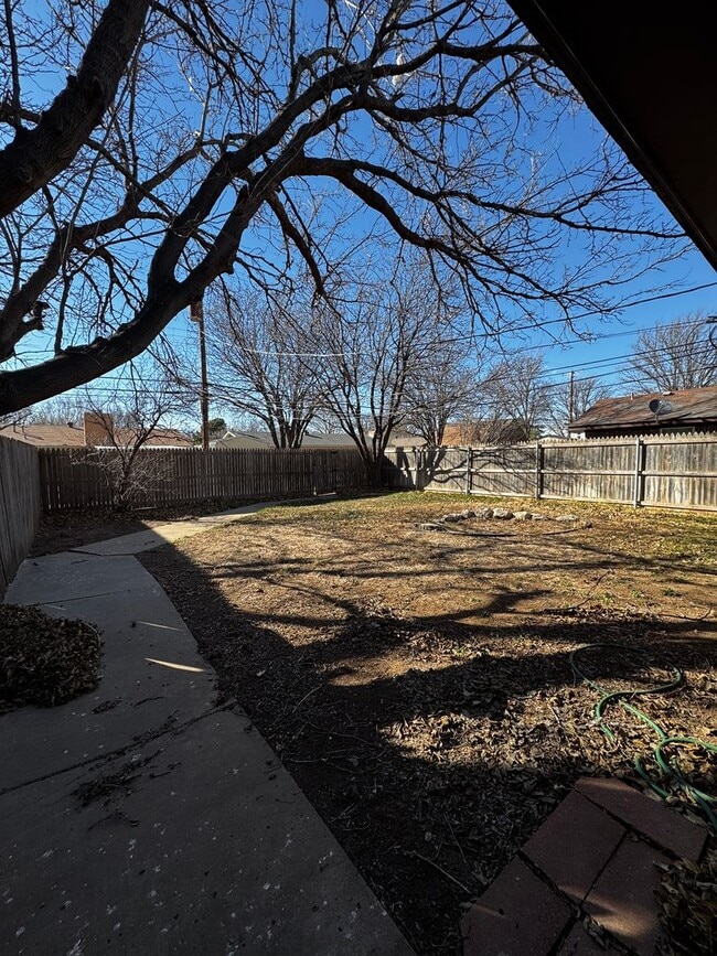 Building Photo - Large 2bedroom 2bathroom CH/A 2 car garage